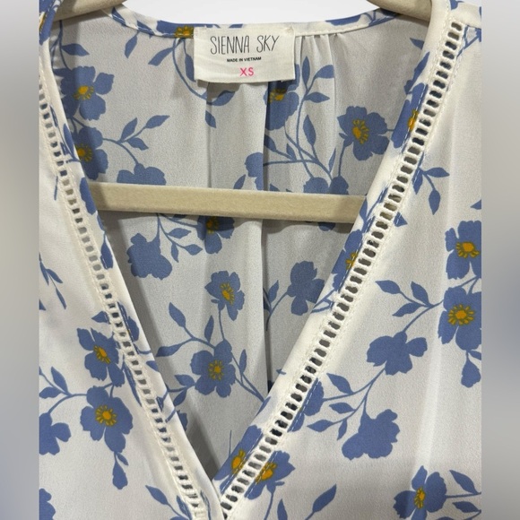 White blouse blue floral pattern by Sienna Sky lace trim short sleeves in XS - Picture 3 of 7